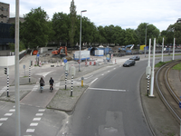 901134 Gezicht op de voorbereidende werkzaamheden voor de bouw van een overdekte fietsenstalling op het Smakkelaarsveld ...